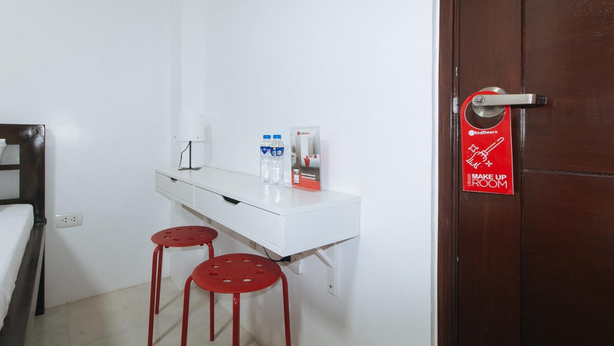 RedDoorz near UST Sampaloc Manila Hotel Exterior foto
